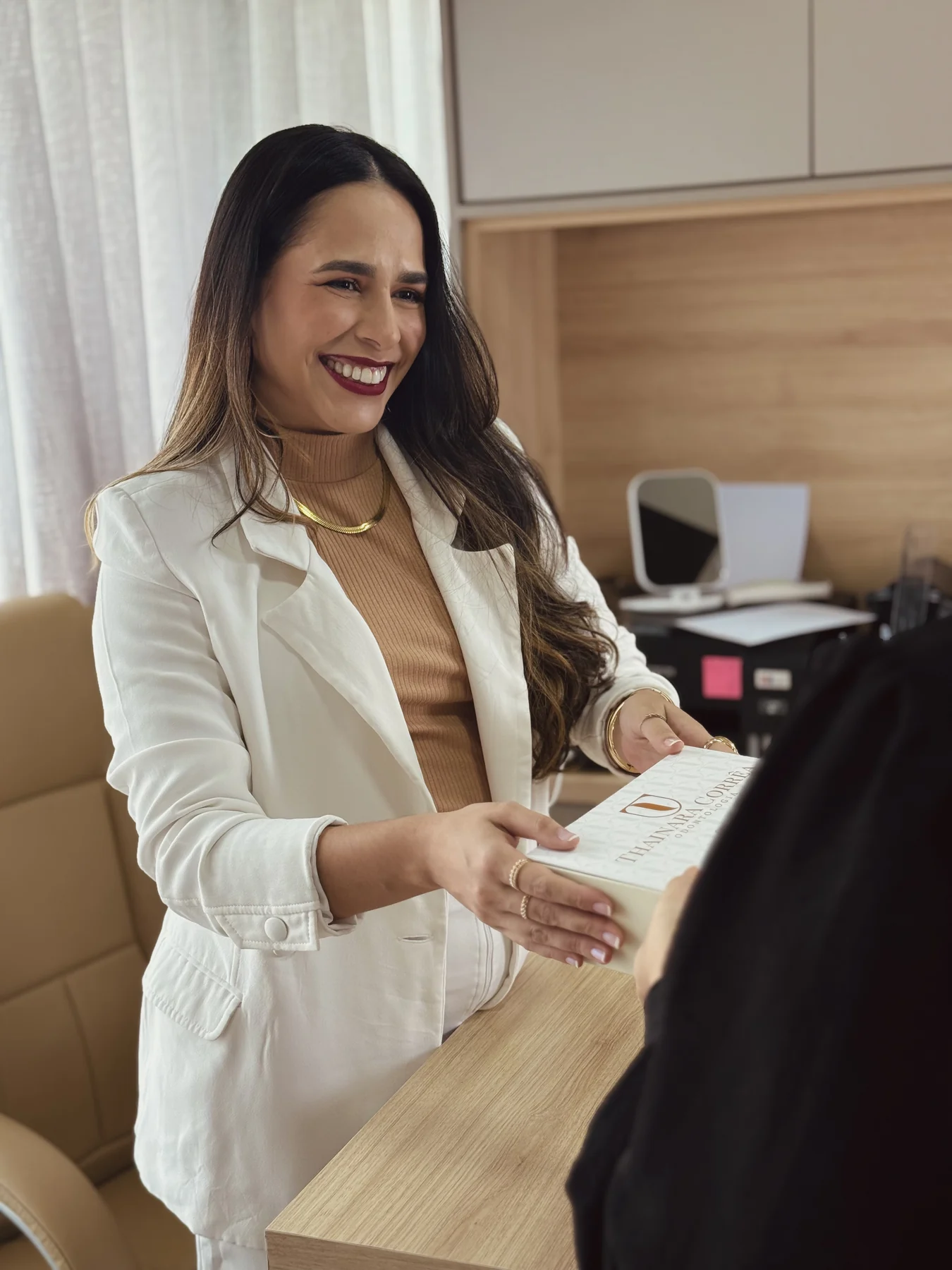 Dra. Thainara Corrêa entregando orientações no consultório