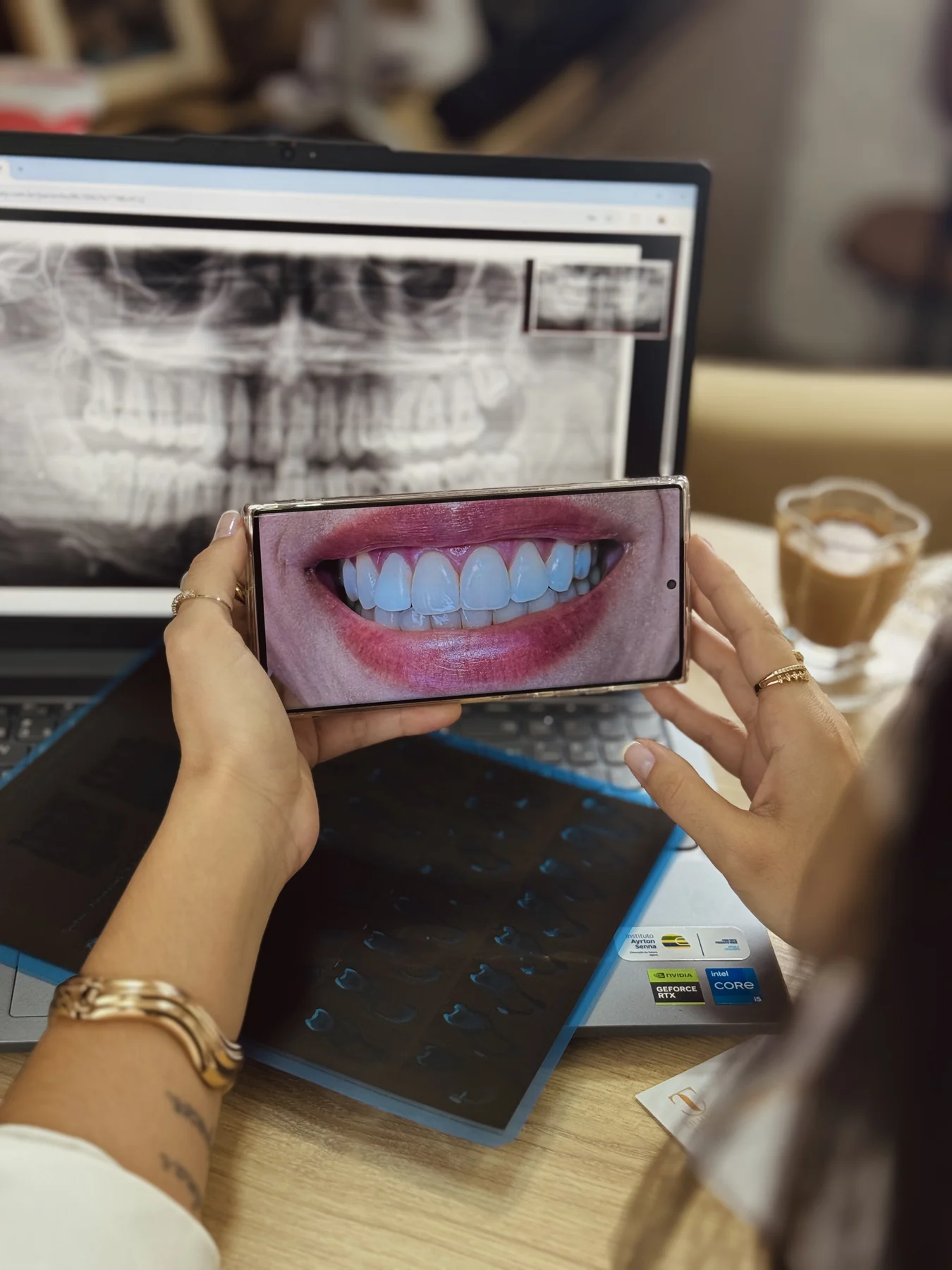 Planejamento odontológico com exame de imagem e sorriso